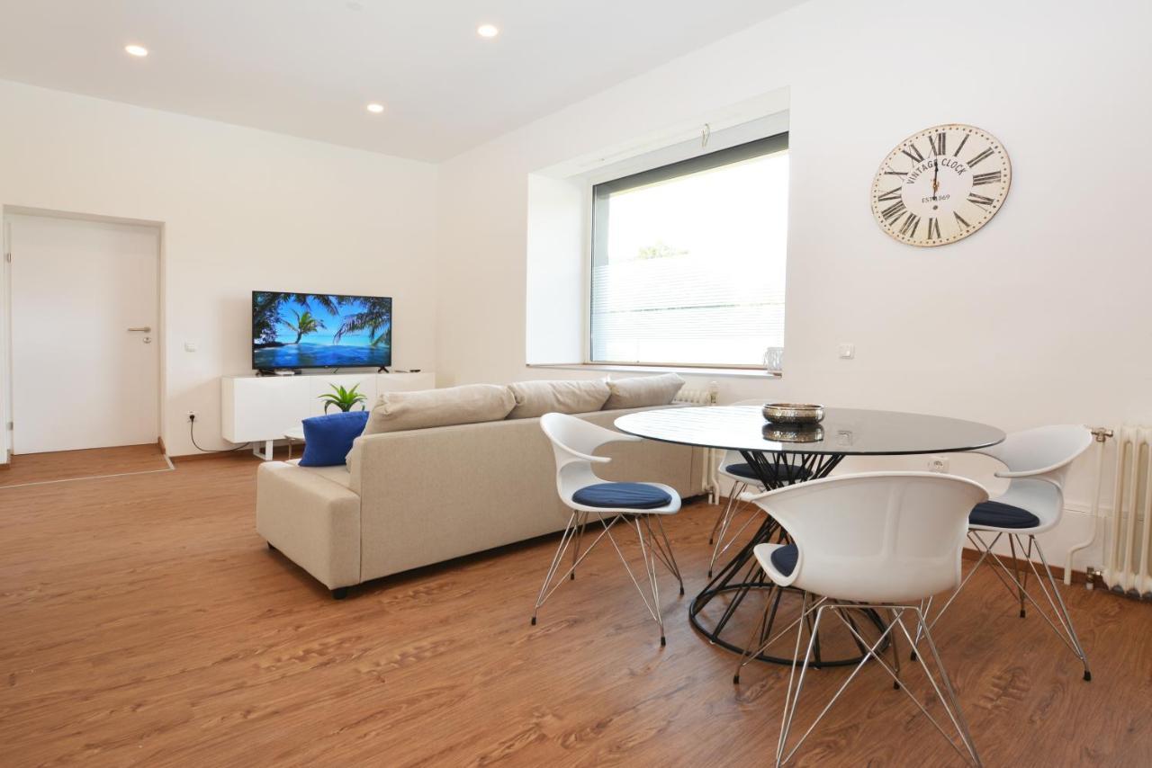 Alpenblick - Modernes Und Grosszuegiges Apartment فيلاخ المظهر الخارجي الصورة
