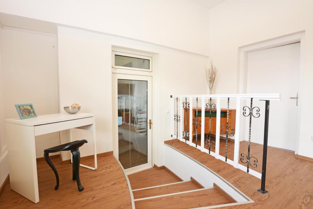 Alpenblick - Modernes Und Grosszuegiges Apartment فيلاخ المظهر الخارجي الصورة
